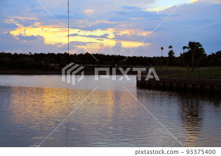 夕陽西下的海邊風景 夕陽西下的海邊風景 93375400