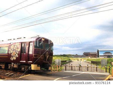 Kintetsu's sightseeing limited express "Ayoyoshi" that runs inside the site of the world heritage Nara Heijo Palace 93376114