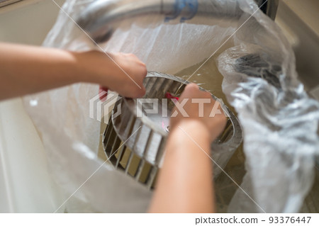 清潔廚房的換氣扇 清潔廚房的換氣扇 93376447