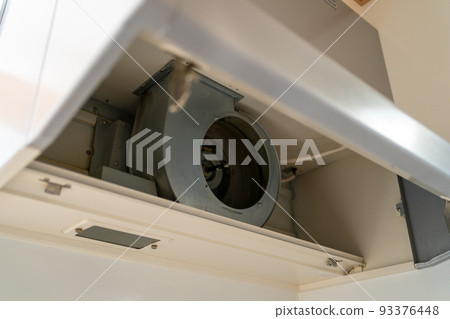 Cleaning the ventilation fan in the kitchen 93376448