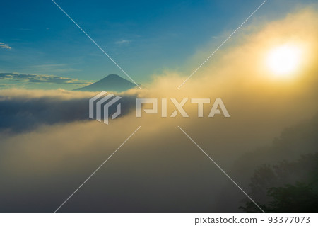 A sea of clouds hiding the sunrise and Mount Fuji A sea of clouds hiding the sunrise and Mount Fuji 93377073