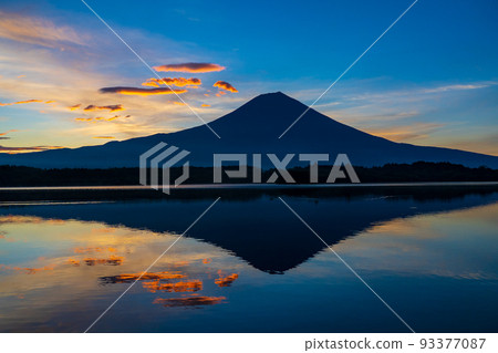 Upside-down Mt. Fuji and sunrise clouds from Lake Tanuki Upside-down Mt. Fuji and sunrise clouds from Lake Tanuki 93377087