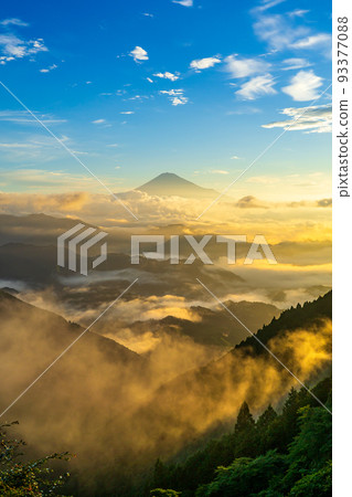 Sea of clouds dyed in the morning sun and Mount Fuji Sea of clouds dyed in the morning sun and Mount Fuji 93377088