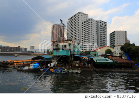 隅田川沿岸的造船廠和公寓 93377116