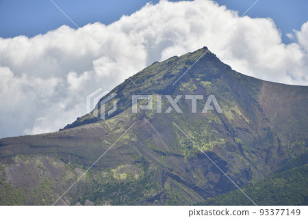 Photographing the scenery of Mt. Komagatake in Morimachi, Hokkaido in summer 93377149