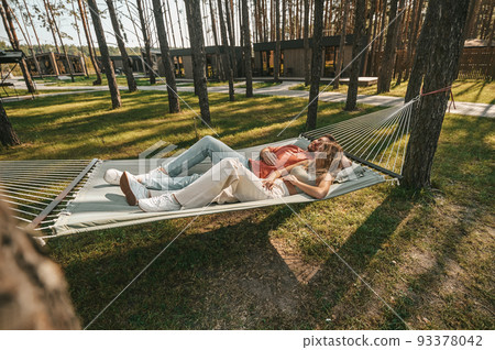 couple, park, hammock 93378042