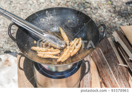[Minimum solo camp at the auto campsite: Cook fried smelt with a small amount of oil on a bonfire] 93378961