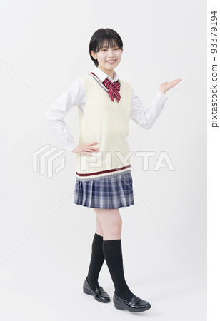 一個高中女生用手掌在白色背景上指向右邊，全身 93379194