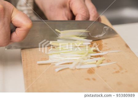 [Shred the green onions with a Santoku knife] 93380989