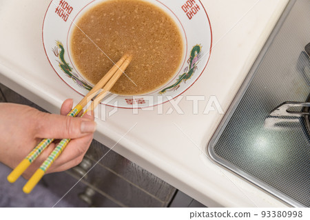 [Middle housewife makes rich soy sauce ramen soup] 93380998