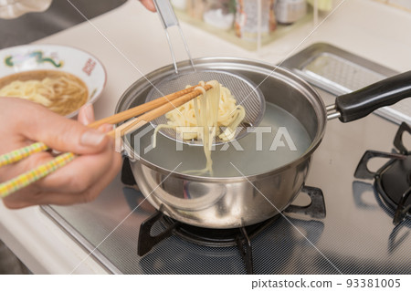 [Middle housewife boil ramen noodles with chopsticks and bamboo basket] 93381005