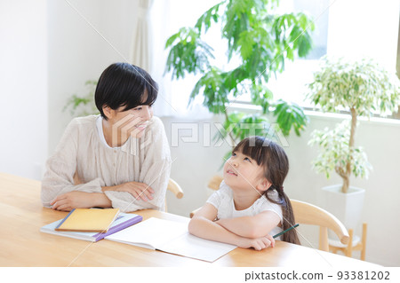 學習父母和孩子母親和女兒 學習父母和孩子母親和女兒 93381202