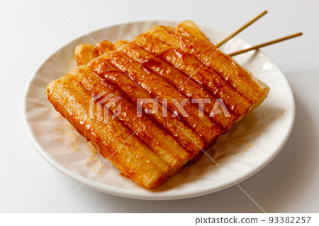 白色背景上的麻糬串 93382257