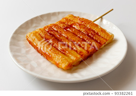 白色背景上的麻糬串 93382261