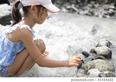 小學生（7歲）用石頭擋住河流 93384888