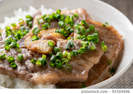 排骨烤肉碗的特寫鏡頭。 排骨烤肉碗的特寫鏡頭。 93384896