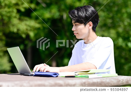 在公園學習的學生 93384897