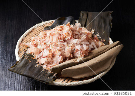 Image of dashi stock: bonito flakes, bonito flakes, and kelp Image of dashi stock: bonito flakes, bonito flakes, and kelp 93385051