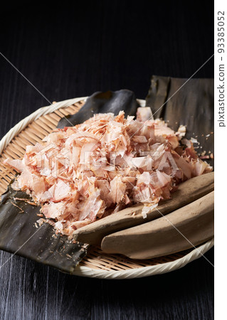 Image of dashi stock: bonito flakes, bonito flakes, and kelp Image of dashi stock: bonito flakes, bonito flakes, and kelp 93385052