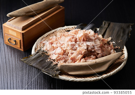 Image of dashi stock: bonito flakes, bonito flakes, and kelp Image of dashi stock: bonito flakes, bonito flakes, and kelp 93385055