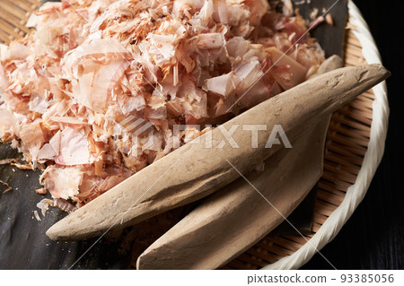 Image of dashi stock: bonito flakes, bonito flakes, and kelp Image of dashi stock: bonito flakes, bonito flakes, and kelp 93385056