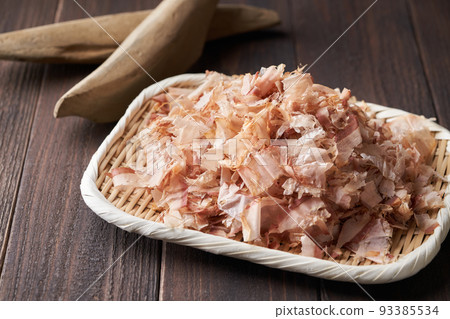 濾鍋中的干鰹魚片 93385534