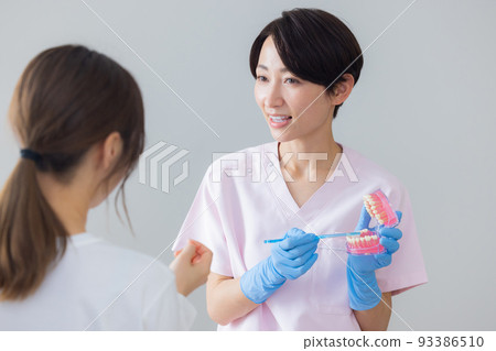 Dental hygienist Dental hygienist 93386510