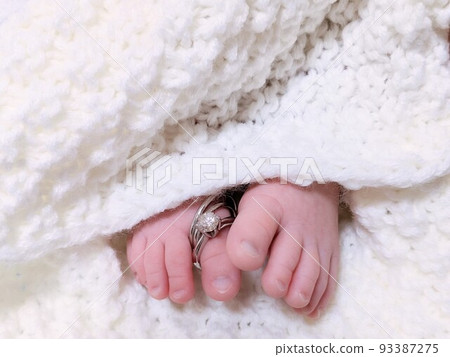 新生兒腳和戒指 93387275