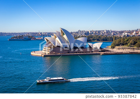 歌劇院周圍的風景和從澳大利亞悉尼海港大橋看到的清澈藍天 93387842