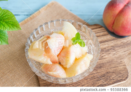cut white peach 93388366