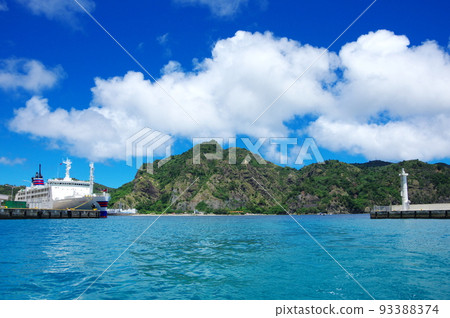 小笠原丸停泊在小笠原群島/父島的二見港 小笠原丸停泊在小笠原群島/父島的二見港 93388374