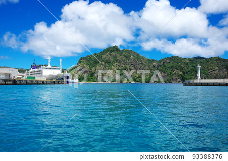 小笠原丸停泊在小笠原群島/父島的二見港 小笠原丸停泊在小笠原群島/父島的二見港 93388376