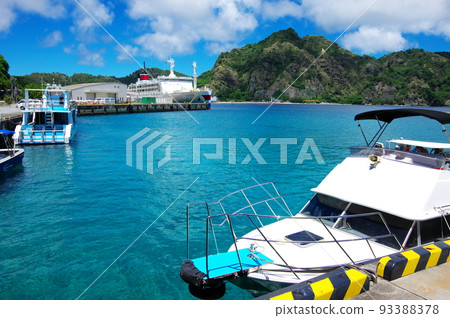 小笠原群島/巡洋艦和小笠原丸停泊在父島二見港 小笠原群島/巡洋艦和小笠原丸停泊在父島二見港 93388378