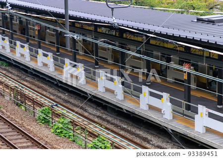 Platform doors to prevent falls from the platform Platform doors to prevent falls from the platform 93389451