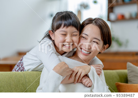 小學生從背後擁抱媽媽 小學生從背後擁抱媽媽 93389487