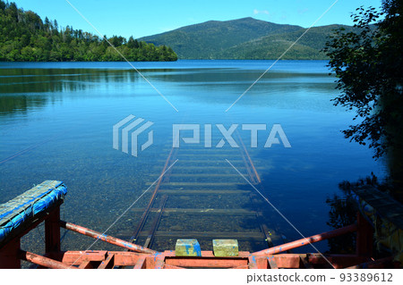 天然湖的美麗湖藍 93389612