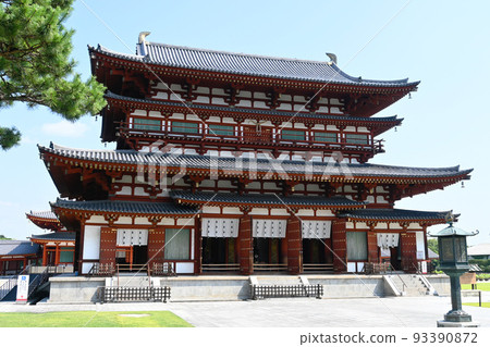 位於奈良市的世界遺產藥師寺宏偉的正殿 93390872