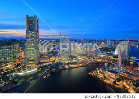 Evening view of Minato Mirai 21 93392512