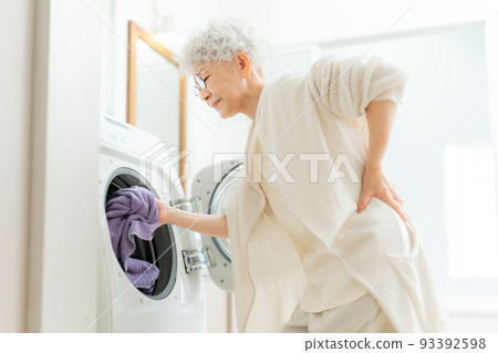 用洗衣傷害她的下背部的資深婦女 93392598