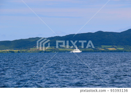 從石垣島富崎海灘看日本海岸警衛隊巡邏艇 從石垣島富崎海灘看日本海岸警衛隊巡邏艇 93393136
