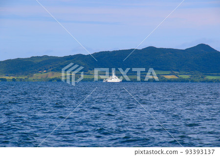 從石垣島富崎海灘看日本海岸警衛隊巡邏艇 從石垣島富崎海灘看日本海岸警衛隊巡邏艇 93393137