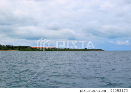 從石垣島富崎海灘看琉球觀音崎燈塔 從石垣島富崎海灘看琉球觀音崎燈塔 93393173
