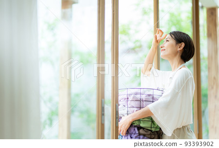 提著洗衣籃的女人 93393902