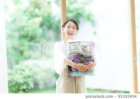 提著洗衣籃的女人 93393934