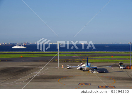 Airplane at the airport, workers on the ground, scenery of the airport, Haneda Airport Airplane at the airport, workers on the ground, scenery of the airport, Haneda Airport 93394360