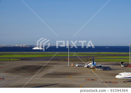 機場的飛機,地面的工人,機場的風景,羽田機場 機場的飛機,地面的工人,機場的風景,羽田機場 93394364