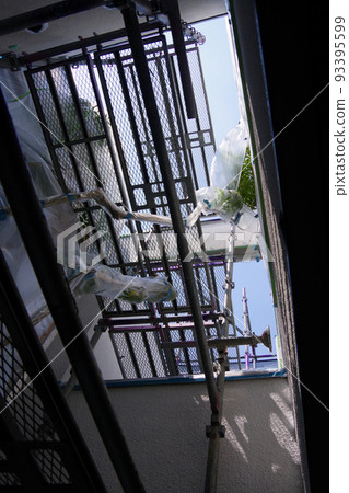 Exterior wall painting of a detached house Site House with scaffolding Painting work Scaffolding Residential construction Curing 93395599