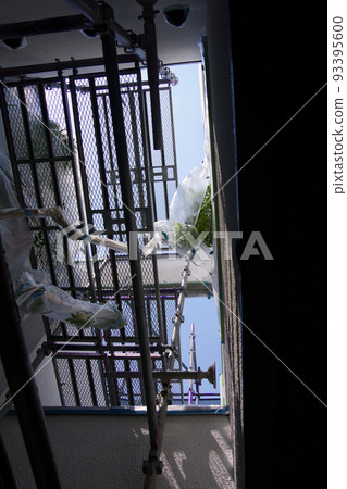 獨棟房屋外牆粉刷 工地 帶腳手架的房屋 油漆工作 腳手架 住宅建築 養護 獨棟房屋外牆粉刷 工地 帶腳手架的房屋 油漆工作 腳手架 住宅建築 養護 93395600