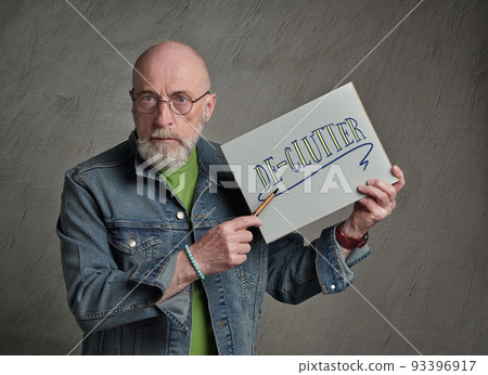 de-clutter message provided by a senior presenter 93396917