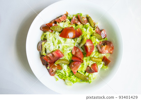 Lettuce salad with tomato and pickles 93401429